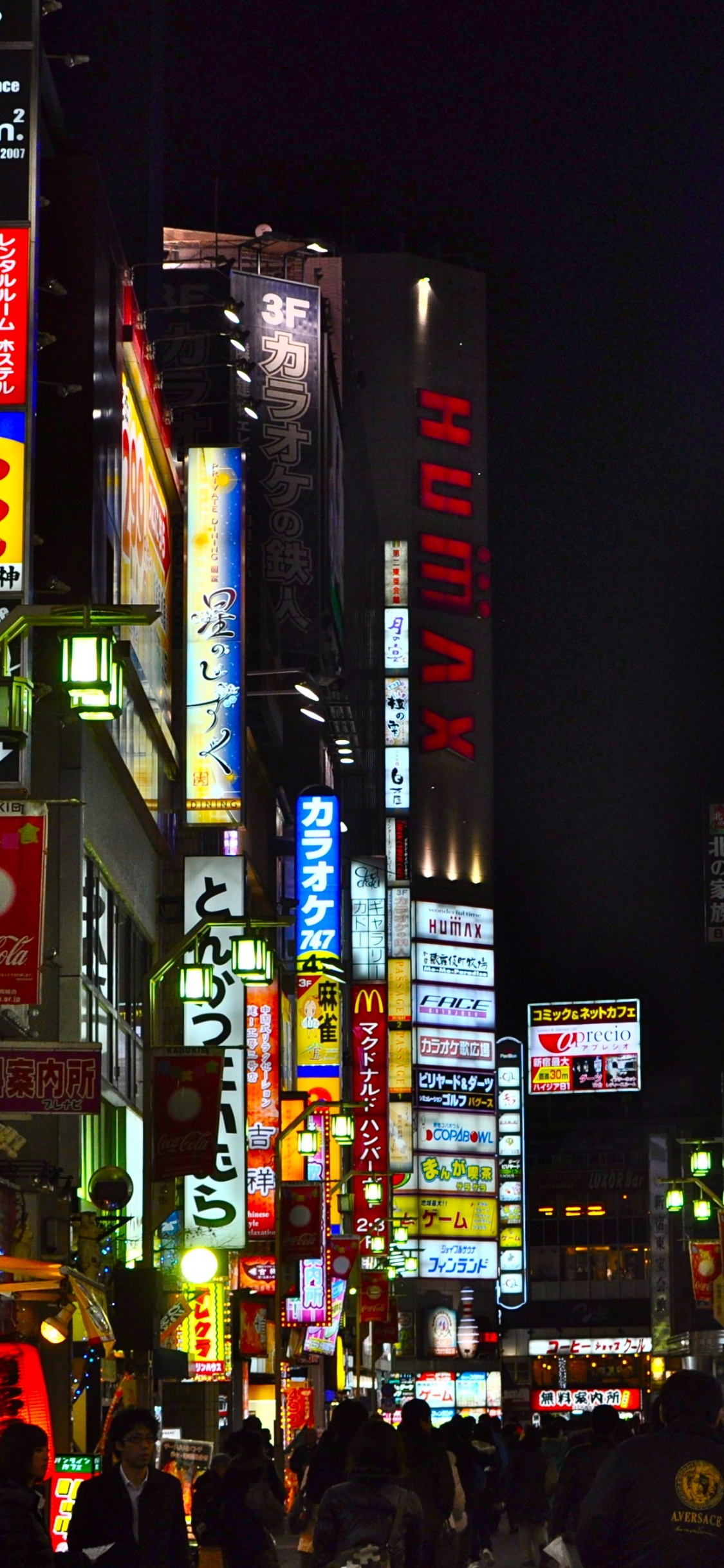 Обои город, метрополия, городской район, ночь, электронные табло в разрешении 1125x2436