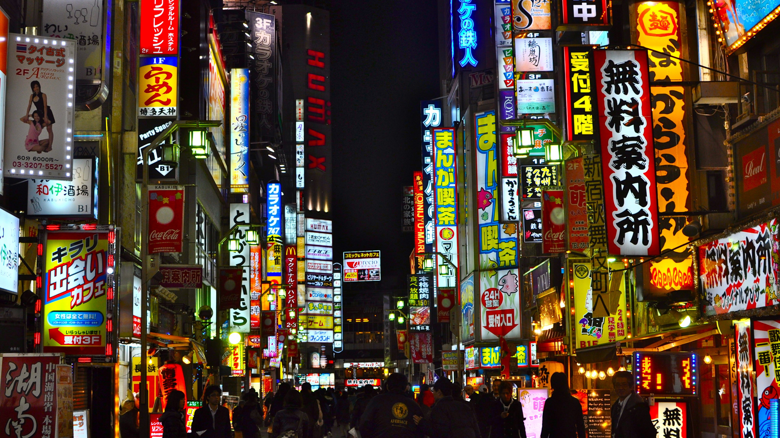 Обои город, метрополия, городской район, ночь, электронные табло в разрешении 2560x1440