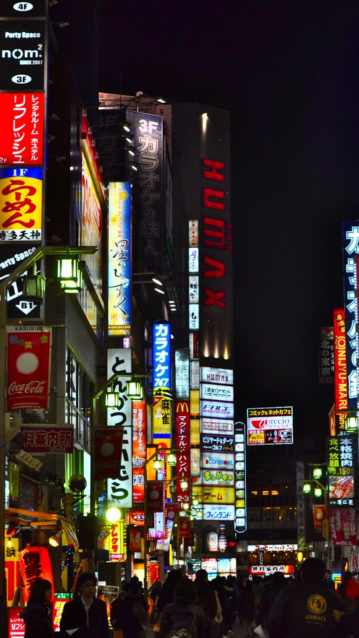 Обои город, метрополия, городской район, ночь, электронные табло в разрешении 720x1280