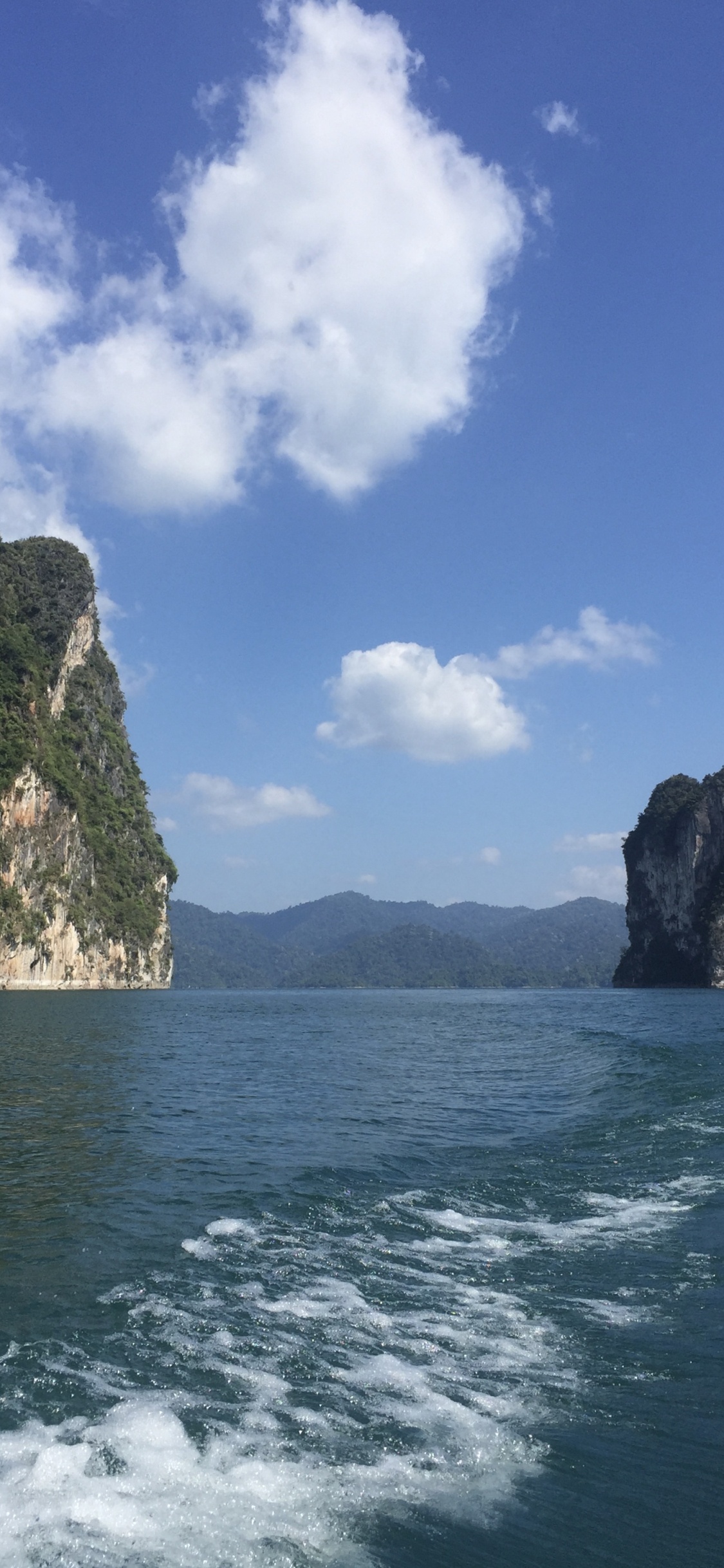 Обои побережье, вода, природный ландшафт, рок, мыс в разрешении 1125x2436