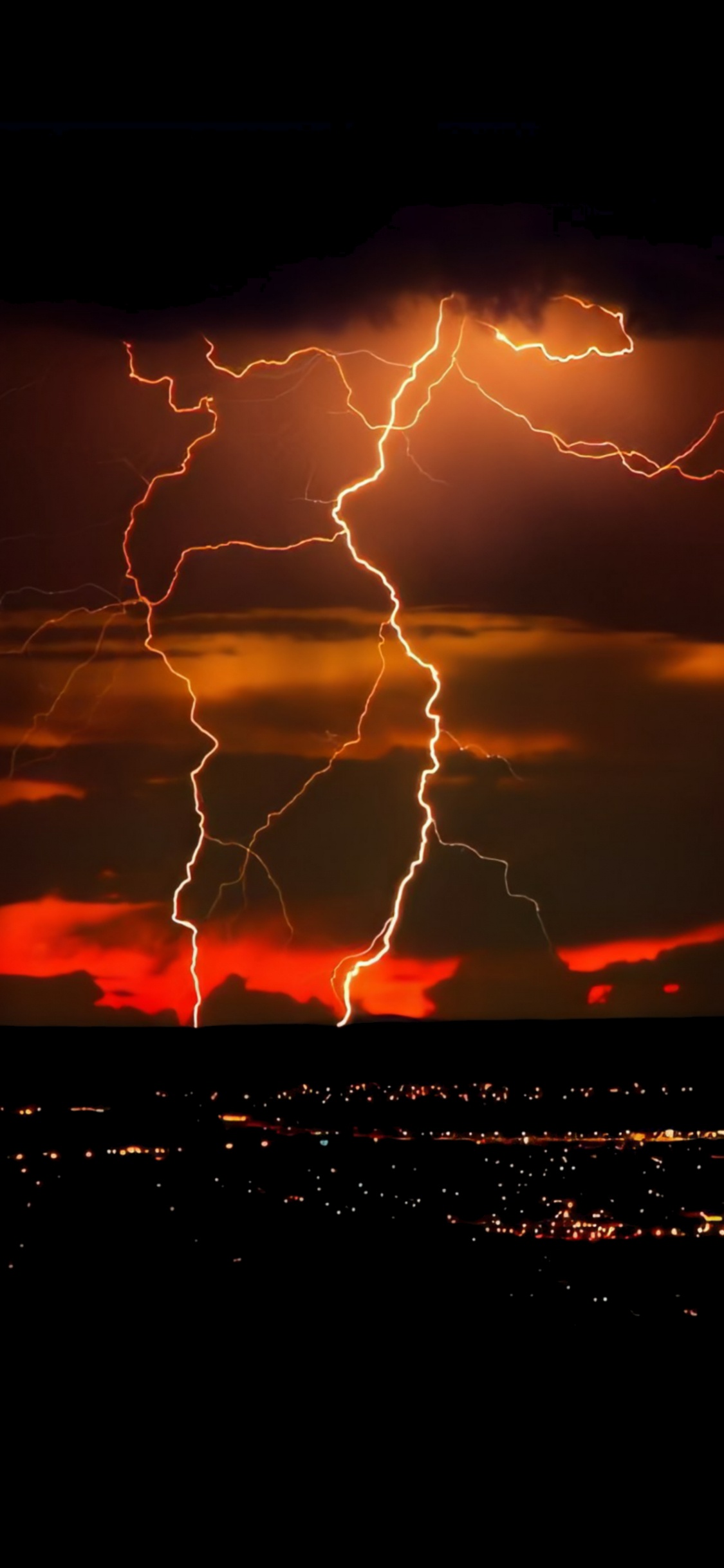 Обои настоящая крутая молния оранжевый, Гроза, молния, буря, облако в разрешении 1125x2436