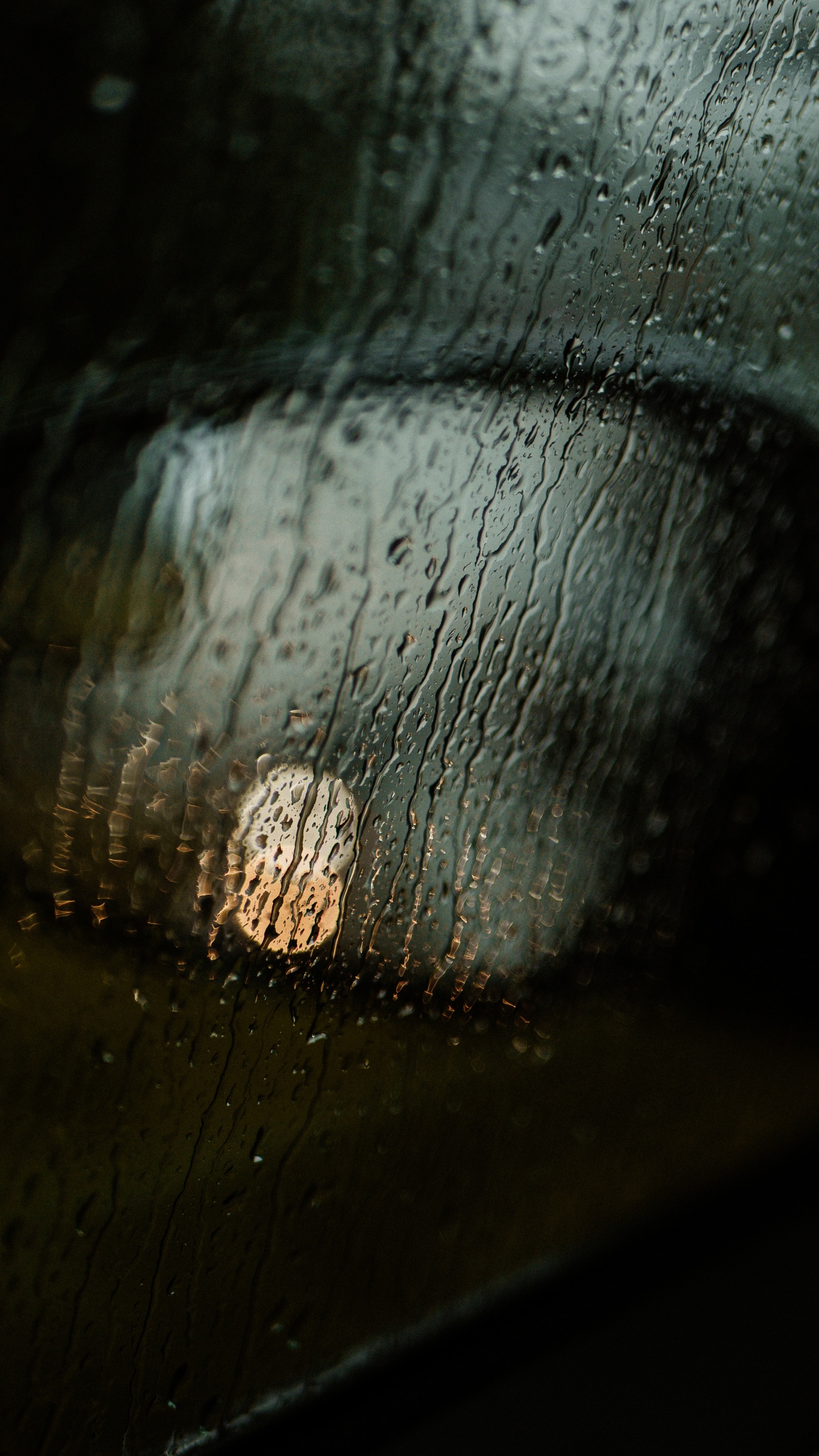 Обои древесина, темнота, крупный план, полутона и оттенки, вода в разрешении 1440x2560