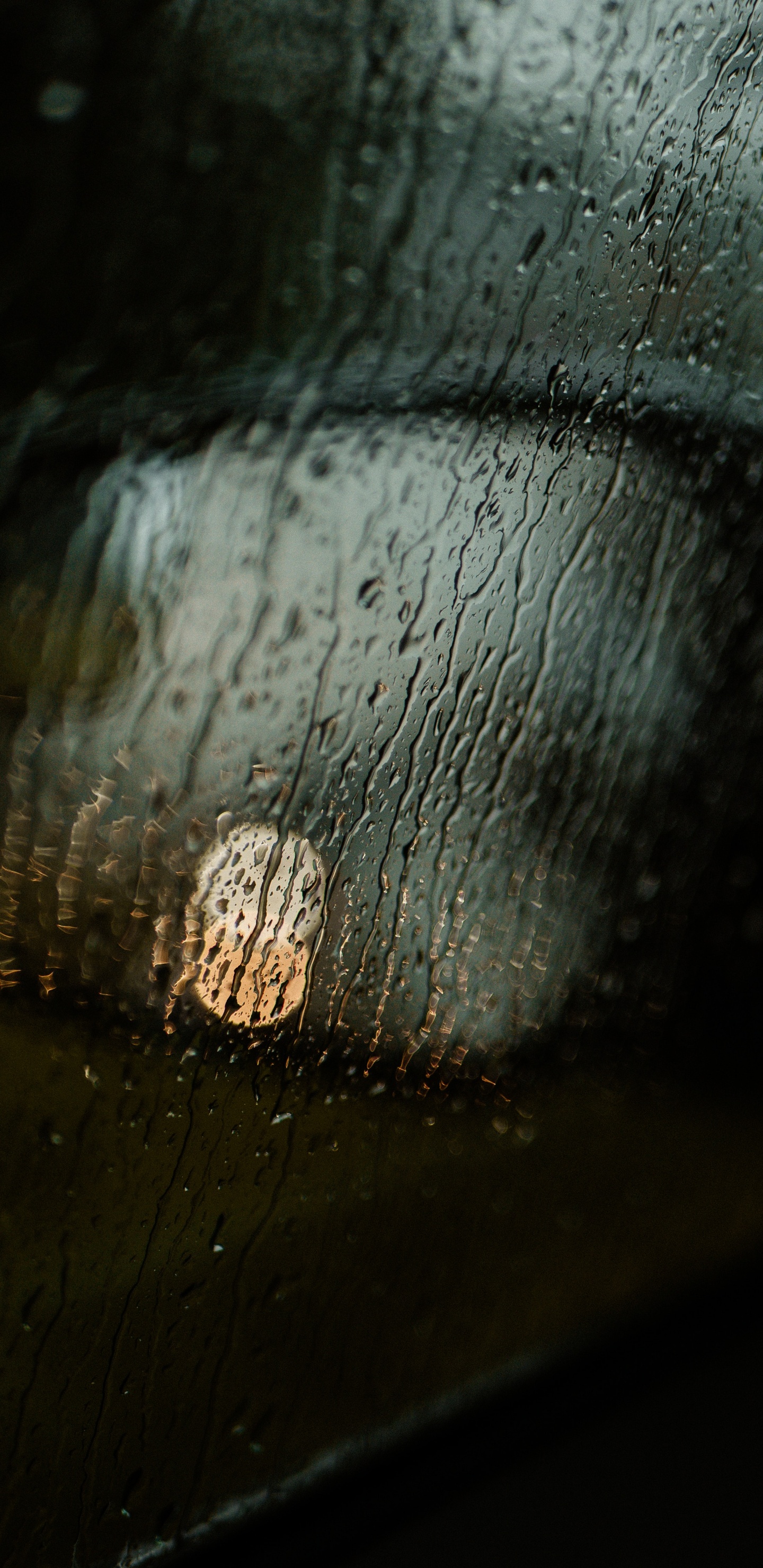 Обои древесина, темнота, крупный план, полутона и оттенки, вода в разрешении 1440x2960