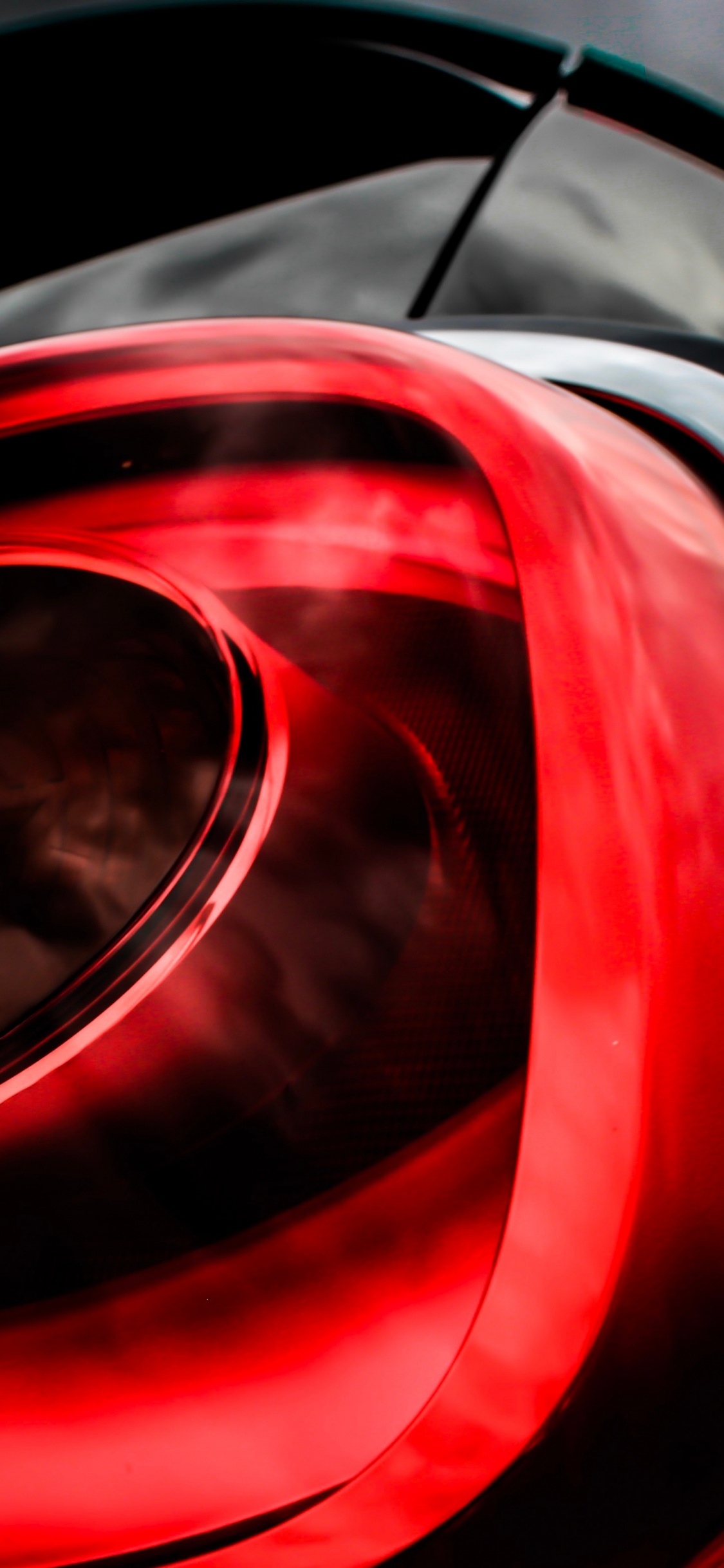 Обои авто, фара, свет, красный цвет, автомобильное освещение в разрешении 1125x2436