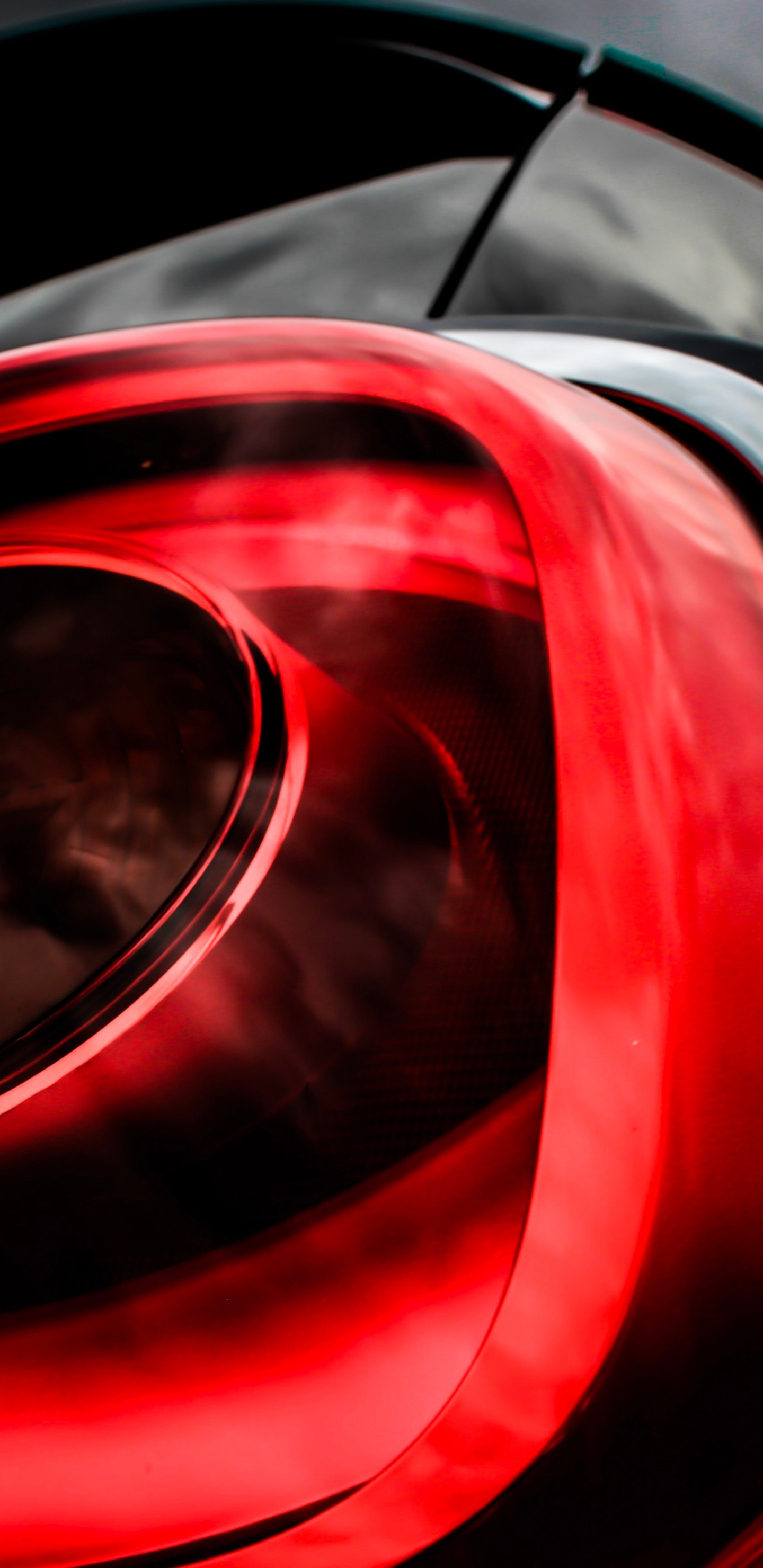 Обои авто, фара, свет, красный цвет, автомобильное освещение в разрешении 1440x2960