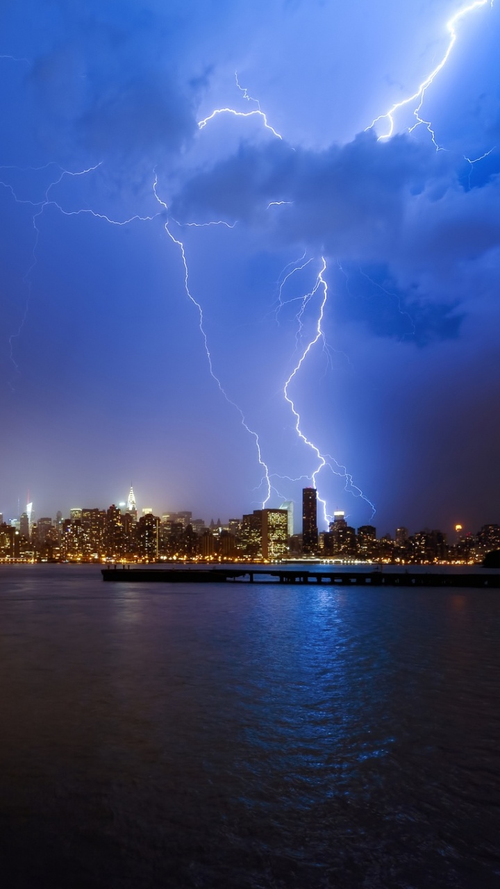 Обои молния, Гроза, гром, ночь, городской пейзаж в разрешении 720x1280