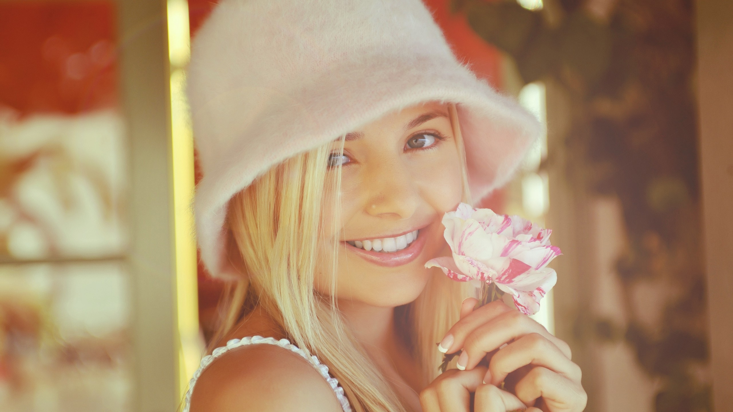 Обои красота, блондин, розовый, ютуб, музыка в разрешении 2560x1440