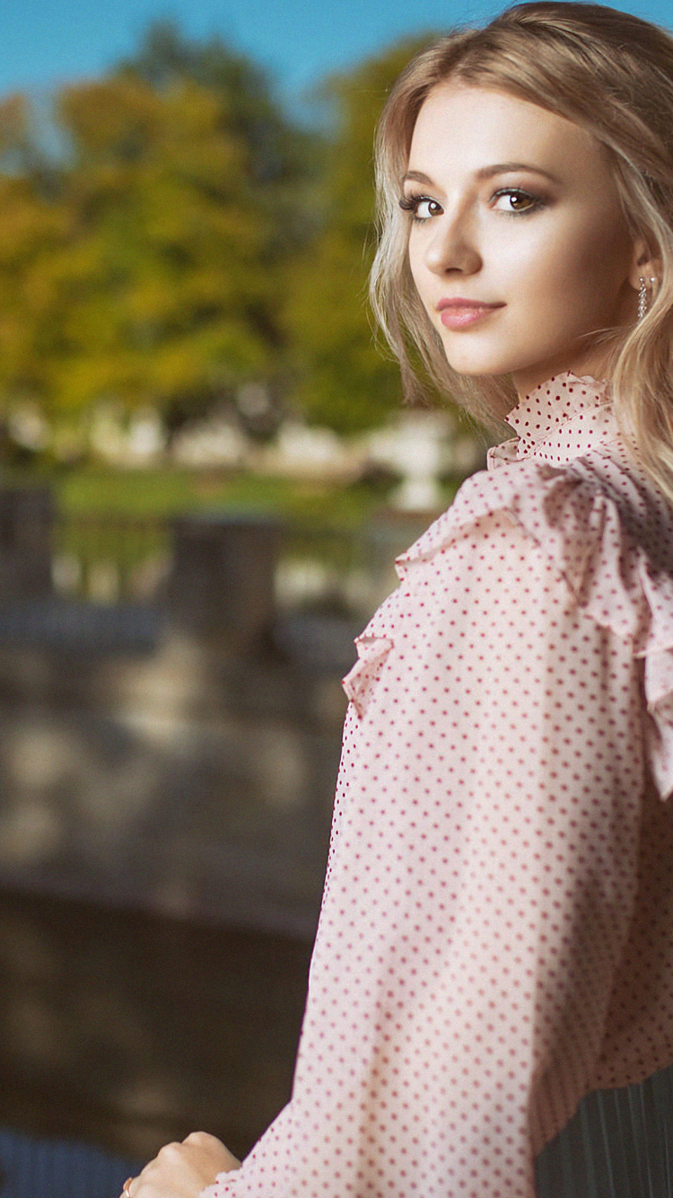 Обои Аврора, музыкальное видео, песня, Музыка YouTube, космическая мелодия эдвард артемьев в разрешении 750x1334