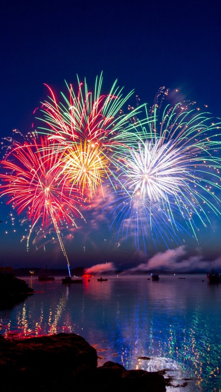 Обои салют, День независимости, отражение, событие, вода в разрешении 720x1280