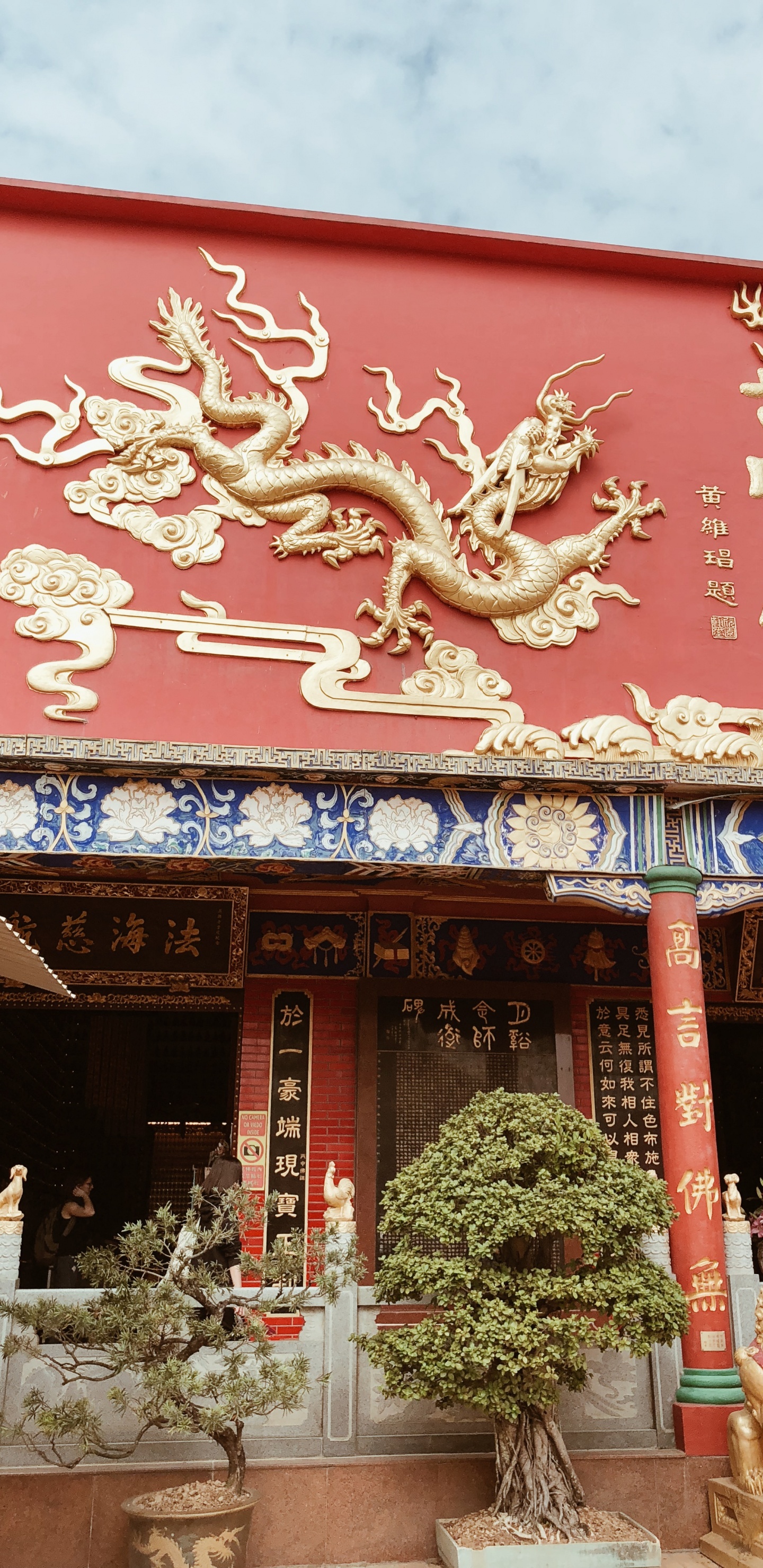 Обои Гонконг, Монастырь Десяти Тысяч Будд, китайская архитектура, архитектура, красный цвет в разрешении 1440x2960