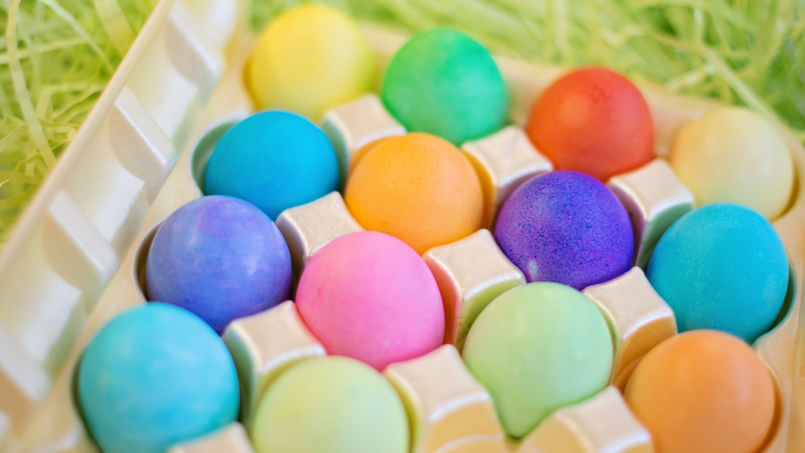Обои пасхальное яйцо, красочность, пищевой краситель, пасха, сладость в разрешении 2560x1440