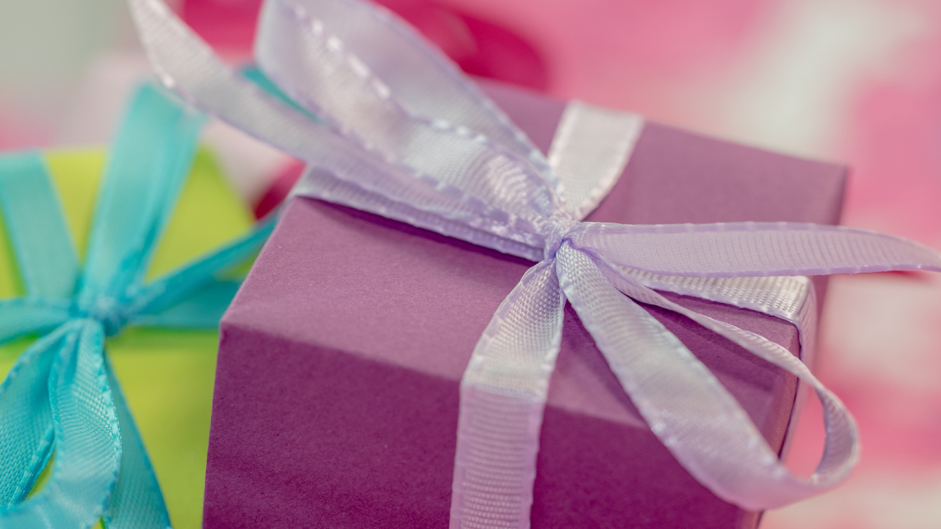 Обои день рождения упакованные подарки, дата рождения, подарок, подарочная упаковка, вечеринка в разрешении 1366x768