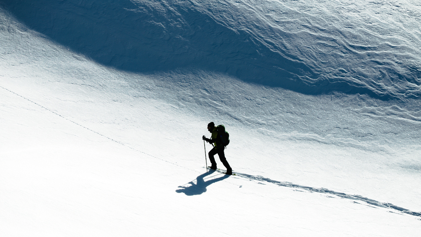 Обои лыжи, снег, отдых, горнолыжный спорт, лыжа в разрешении 1366x768