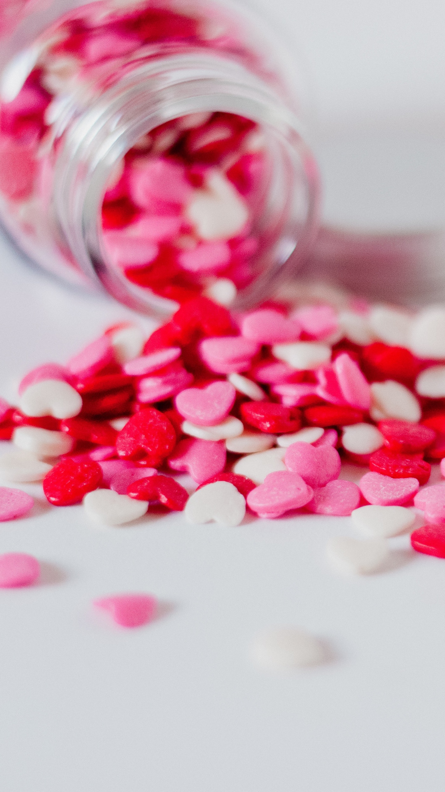 Обои День Святого Валентина, розовый, брызгает, конфета, конфетти в разрешении 1440x2560