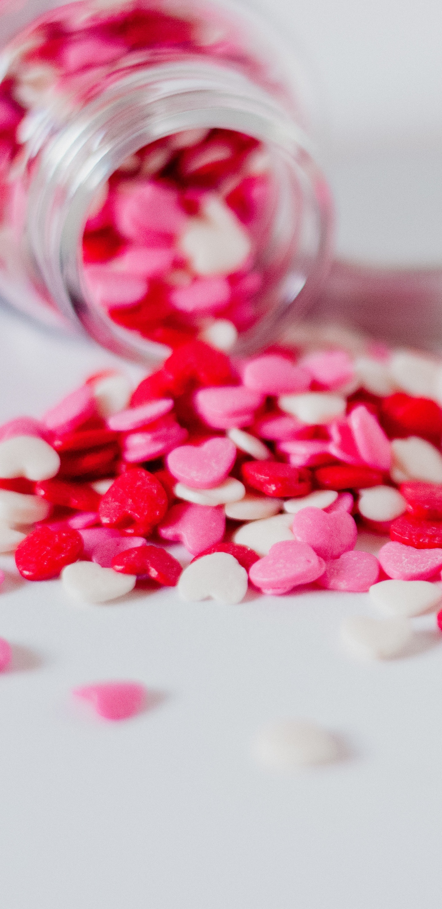 Обои День Святого Валентина, розовый, брызгает, конфета, конфетти в разрешении 1440x2960