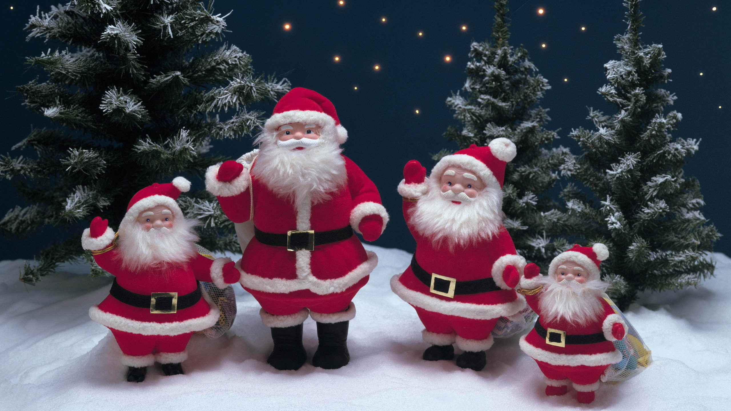 Обои Рождественский день, Рождественские украшения, Санта-Клаус, елка, Рождество в разрешении 2560x1440