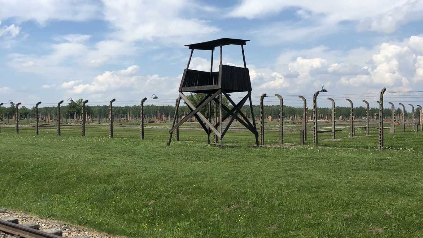 Обои трек, железнодорожный транспорт, железнодорожный вагон, дневное время, древесина в разрешении 1366x768