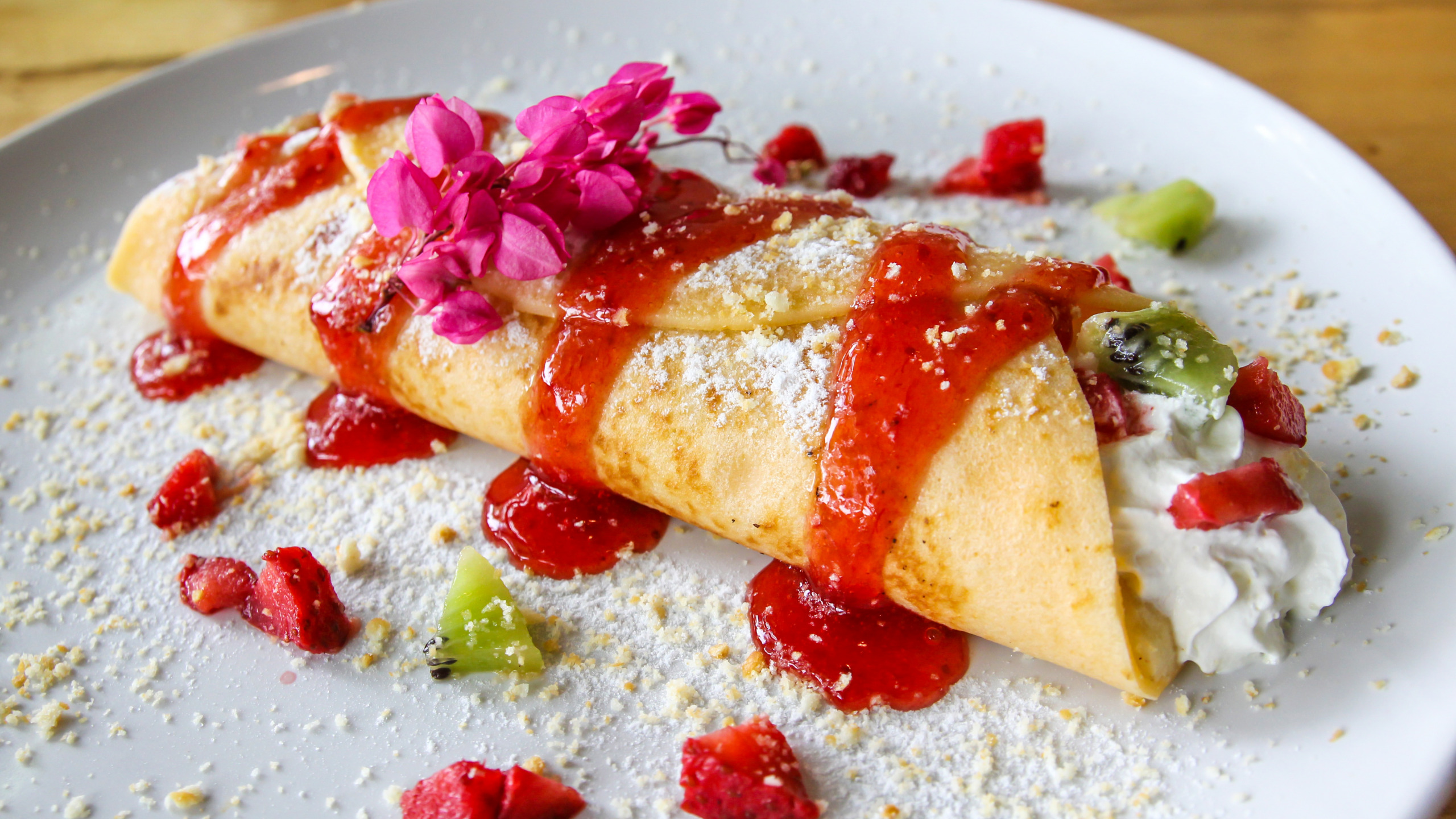 Обои клубника, блин, клубничный пирог, блины, Palatschinke в разрешении 2560x1440