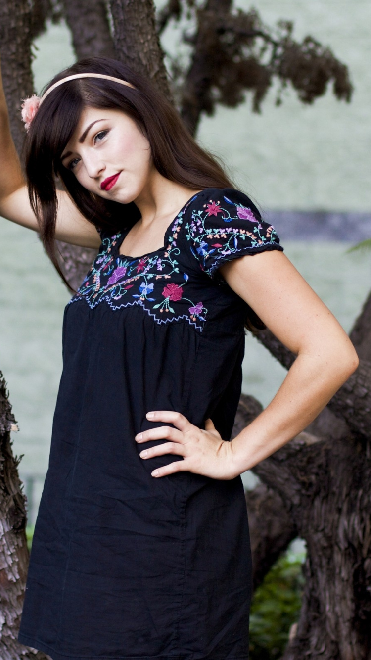 Обои красота, дерево, модель, плечо, леди в разрешении 750x1334