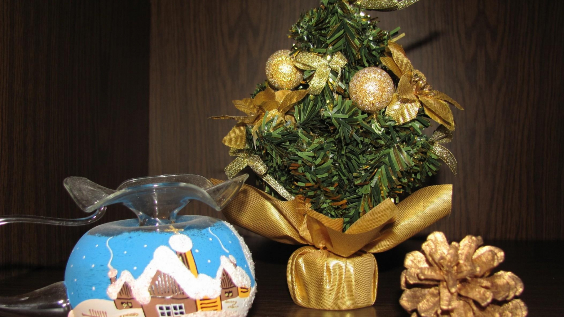 Обои елка, Новый год, Рождественские украшения, натюрморт, подарок в разрешении 1920x1080