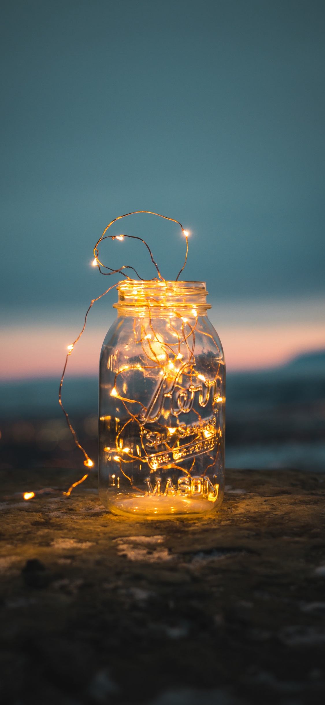 Обои вода, отражение, освещение, бутылка, смартфон в разрешении 1125x2436