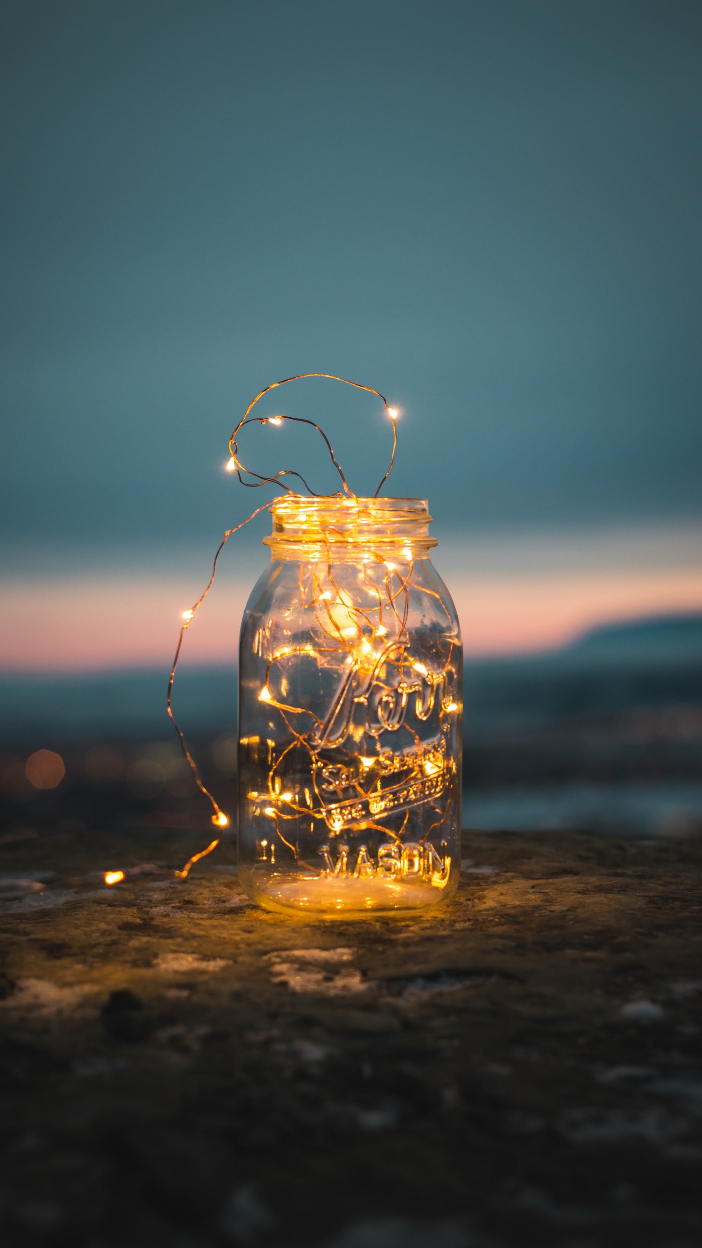 Обои вода, отражение, освещение, бутылка, смартфон в разрешении 1440x2560