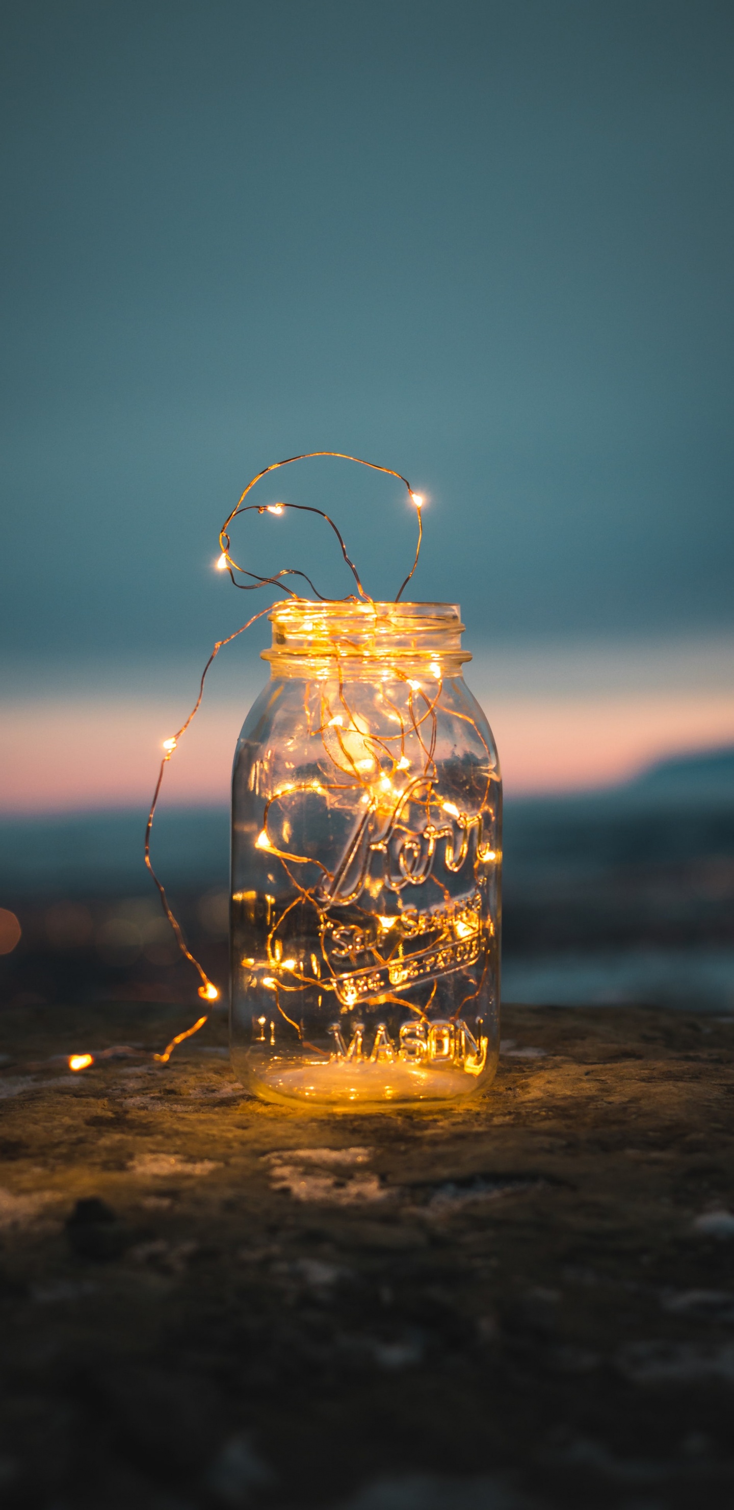 Обои вода, отражение, освещение, бутылка, смартфон в разрешении 1440x2960