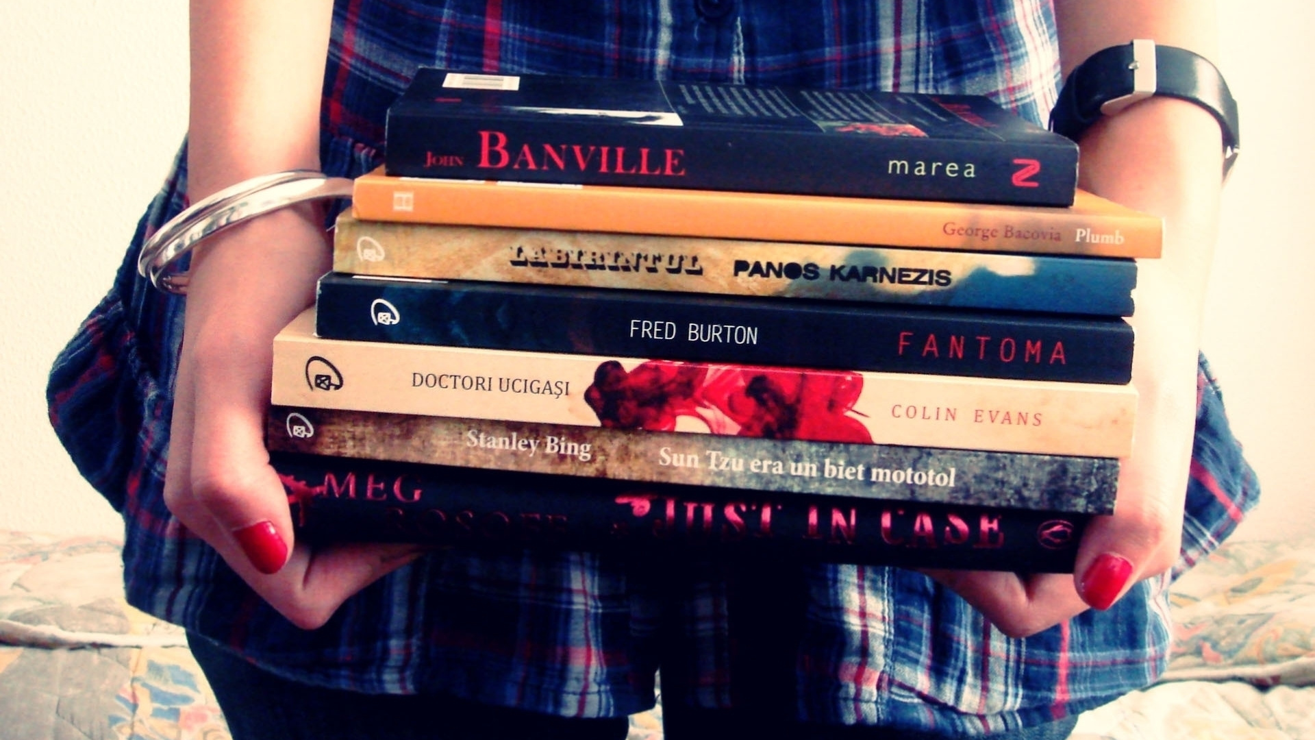 Обои чтение, книга, шотландка, узор, дизайн в разрешении 1920x1080