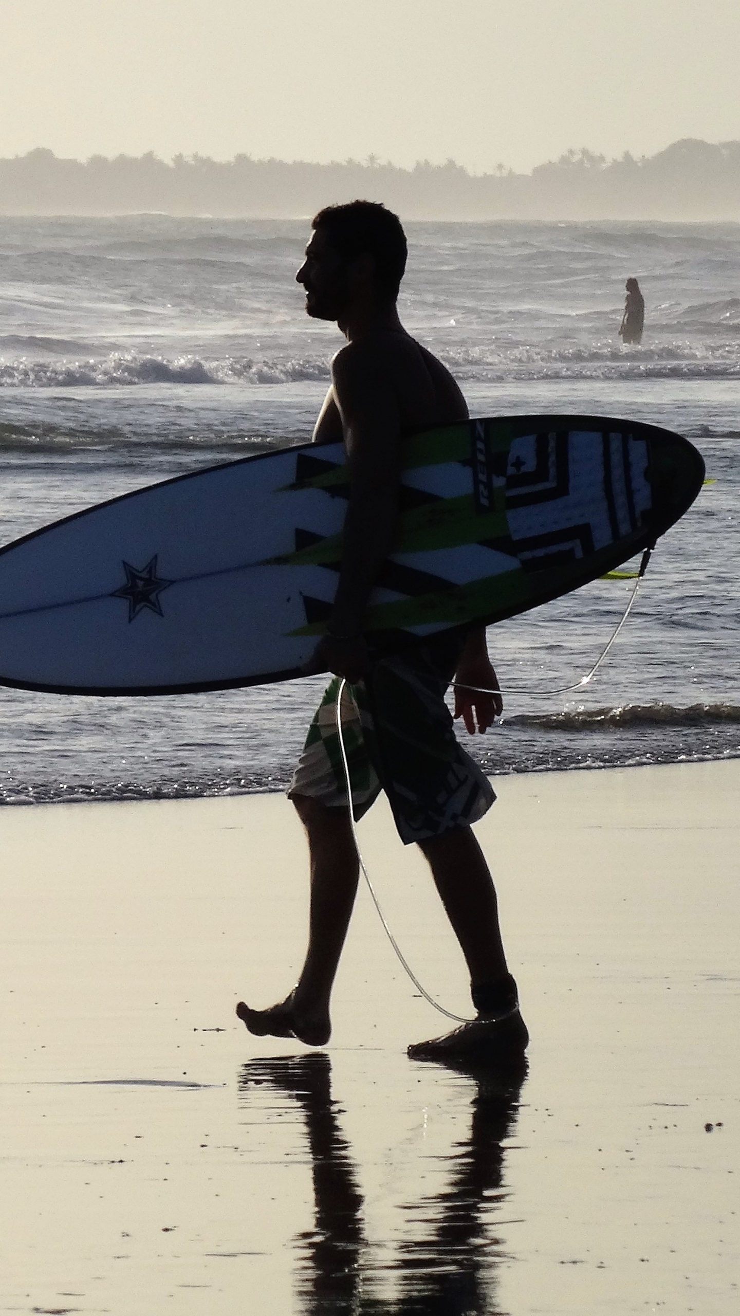 Обои серфинг, пляж, доска, волна, ветровая волна в разрешении 1440x2560