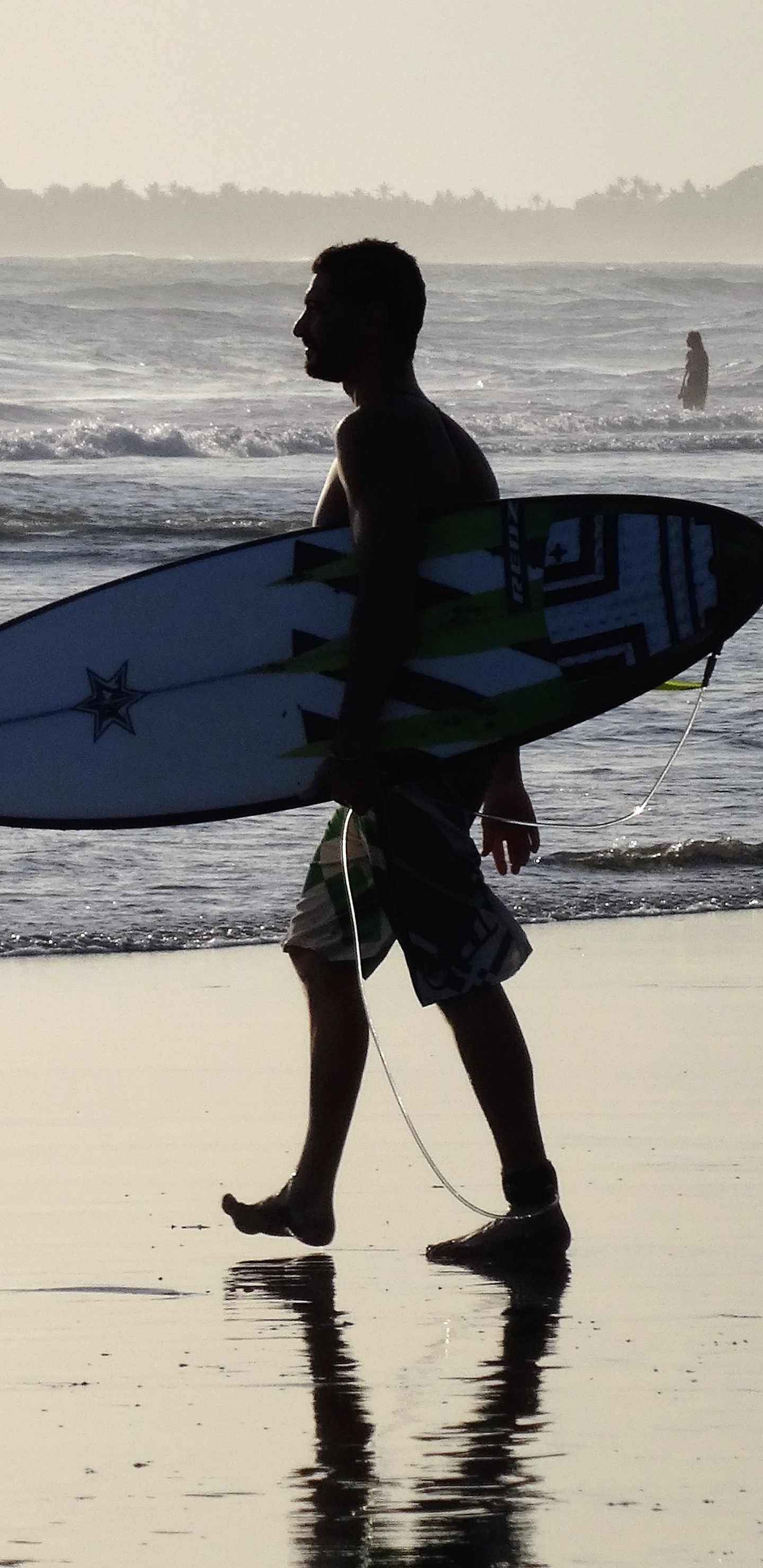 Обои серфинг, пляж, доска, волна, ветровая волна в разрешении 1440x2960