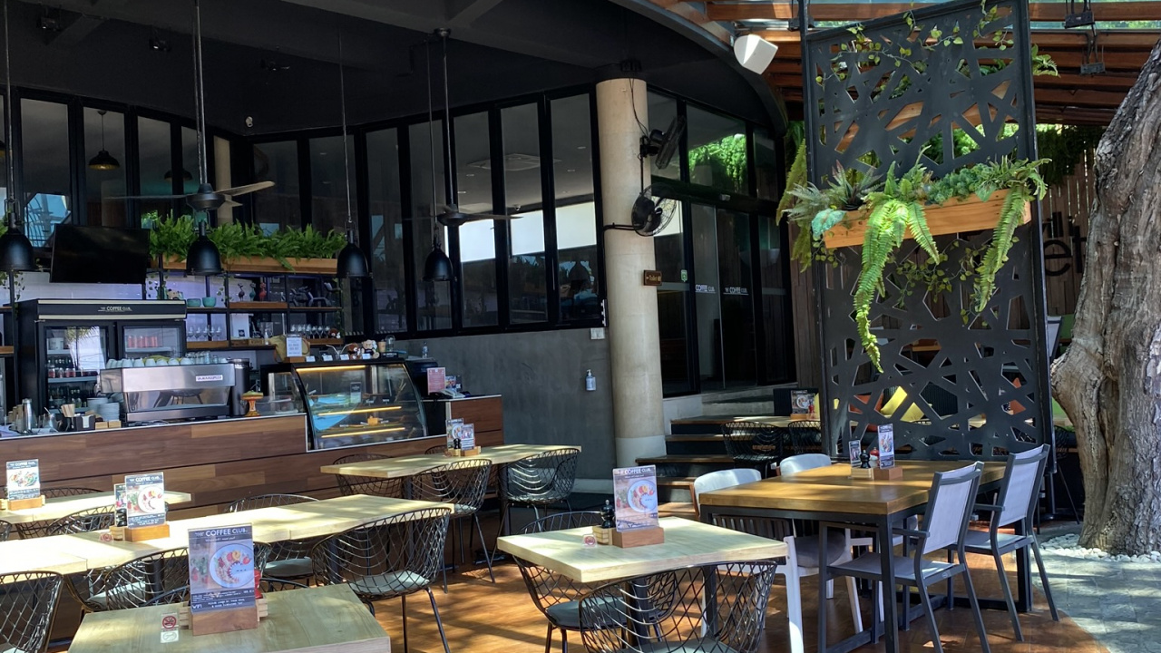 Обои ресторан, мебель, таблица, луч, уличная мебель в разрешении 1280x720