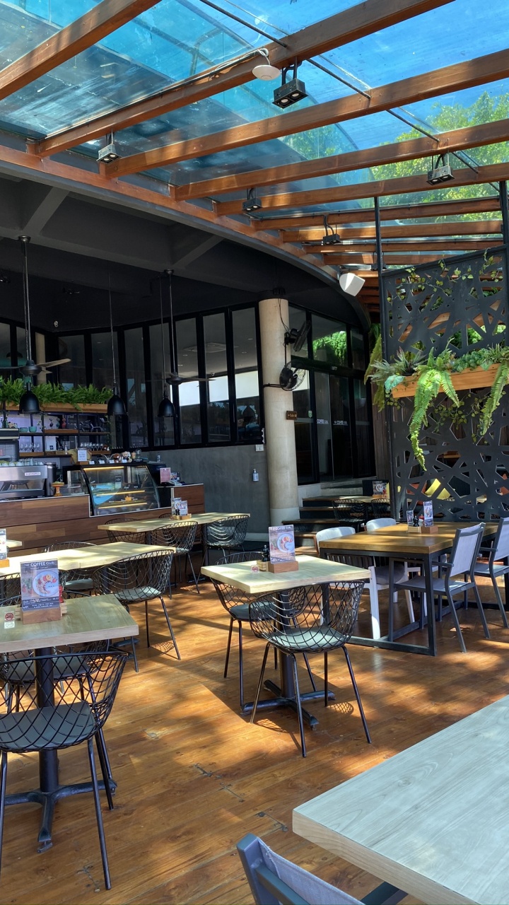 Обои ресторан, мебель, таблица, луч, уличная мебель в разрешении 720x1280