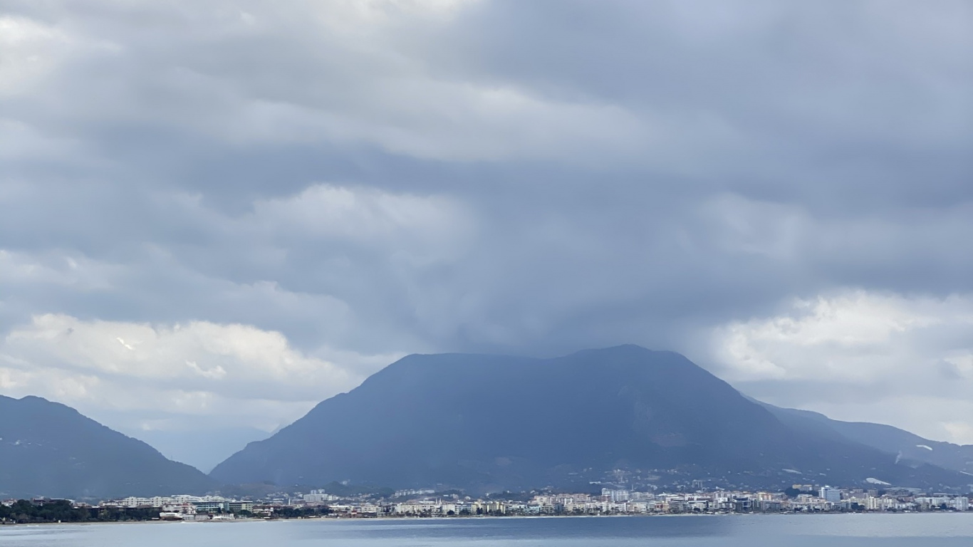 Обои облако, вода, гидроресурсы, атмосфера, гора в разрешении 1366x768