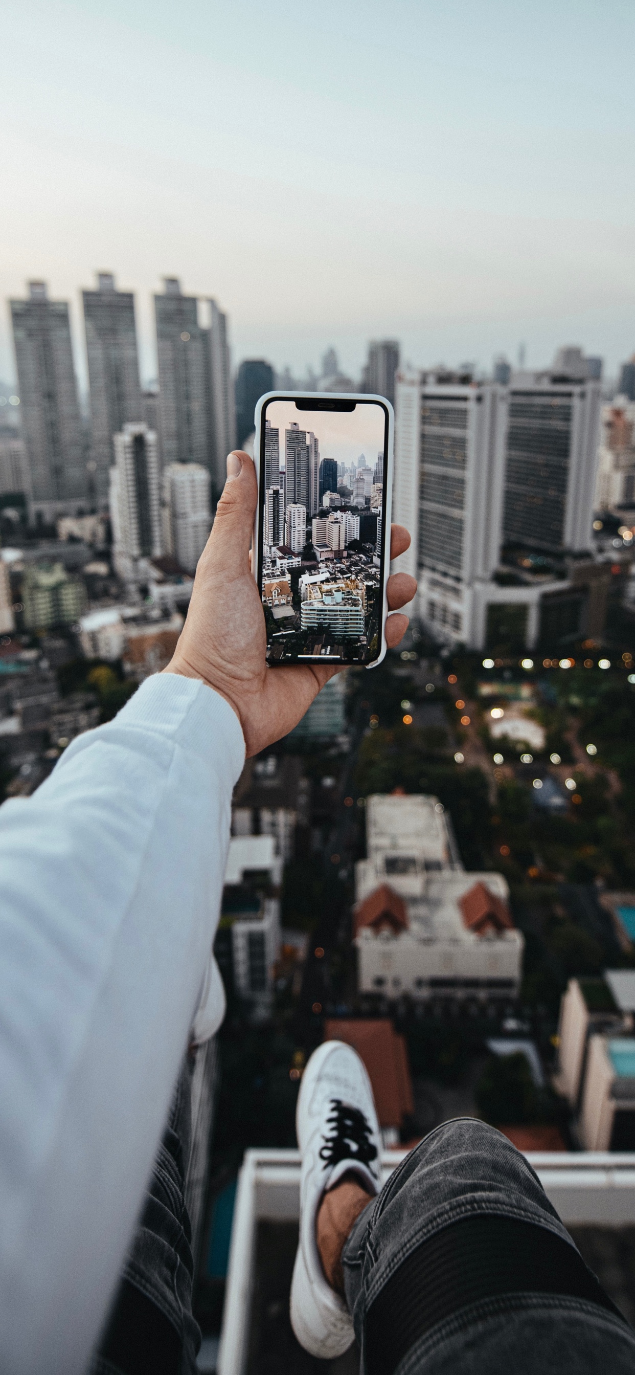 Обои городской район, городской пейзаж, город, метрополия, линия горизонта в разрешении 1242x2688