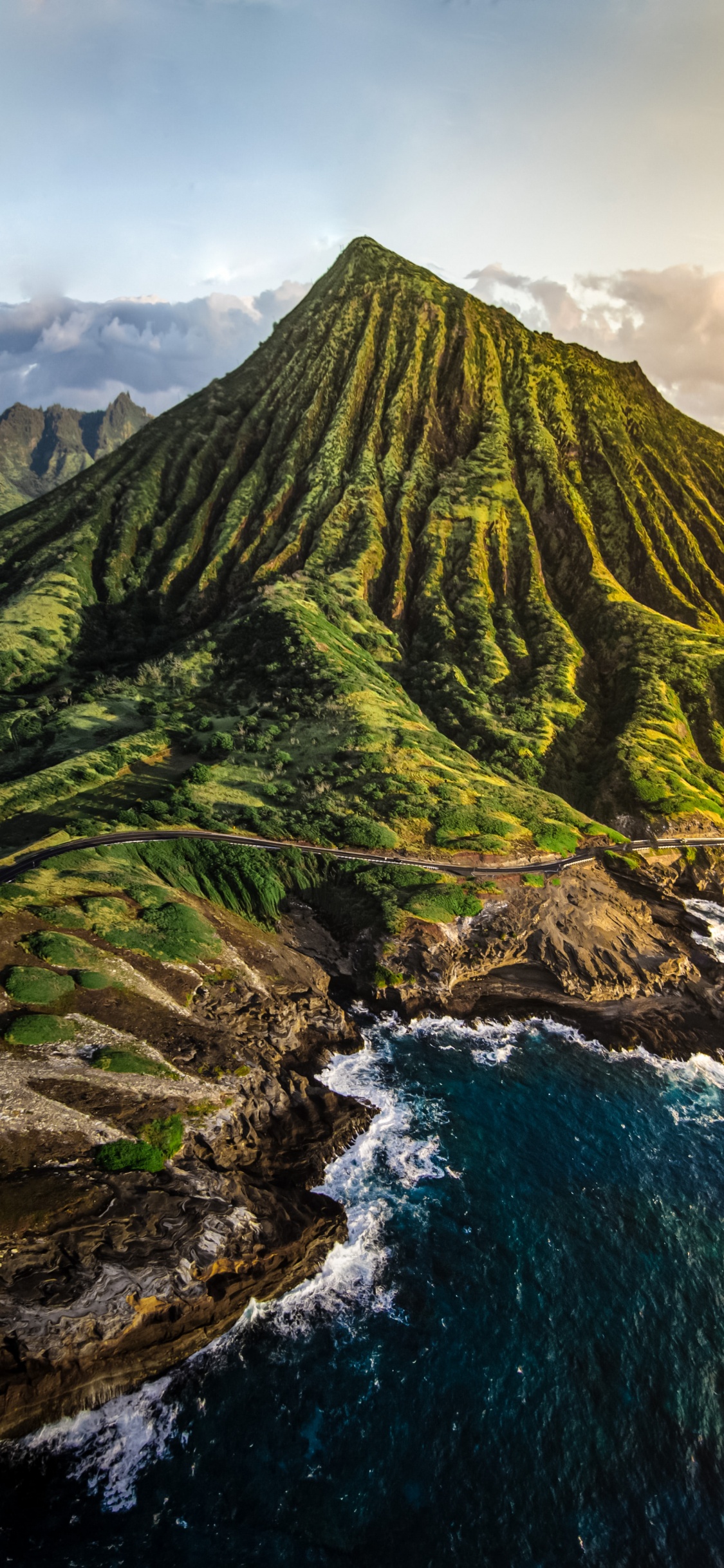 Обои природа, облако, вода, гора, природный ландшафт в разрешении 1125x2436