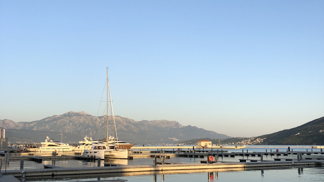 Обои паром, вода, горный хребет, холм, отражение в разрешении 1366x768