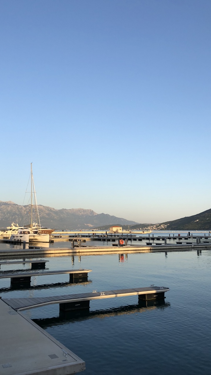 Обои паром, вода, горный хребет, холм, отражение в разрешении 720x1280