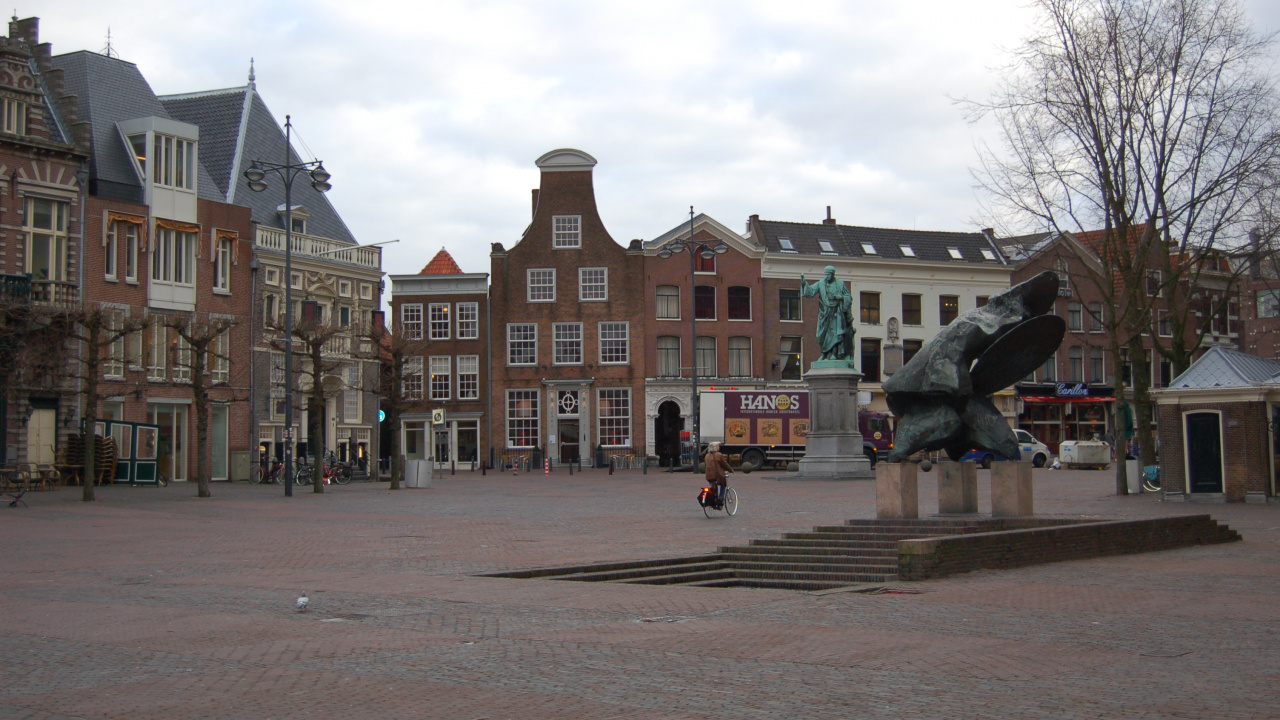 Обои городская площадь, поезд, городок, соседство, здание в разрешении 1280x720