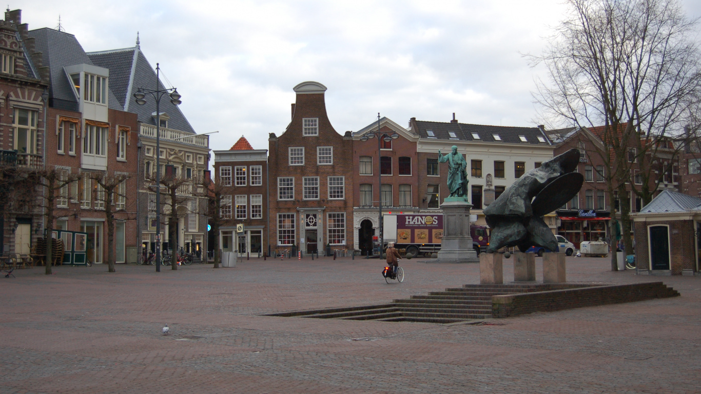 Обои городская площадь, поезд, городок, соседство, здание в разрешении 1366x768