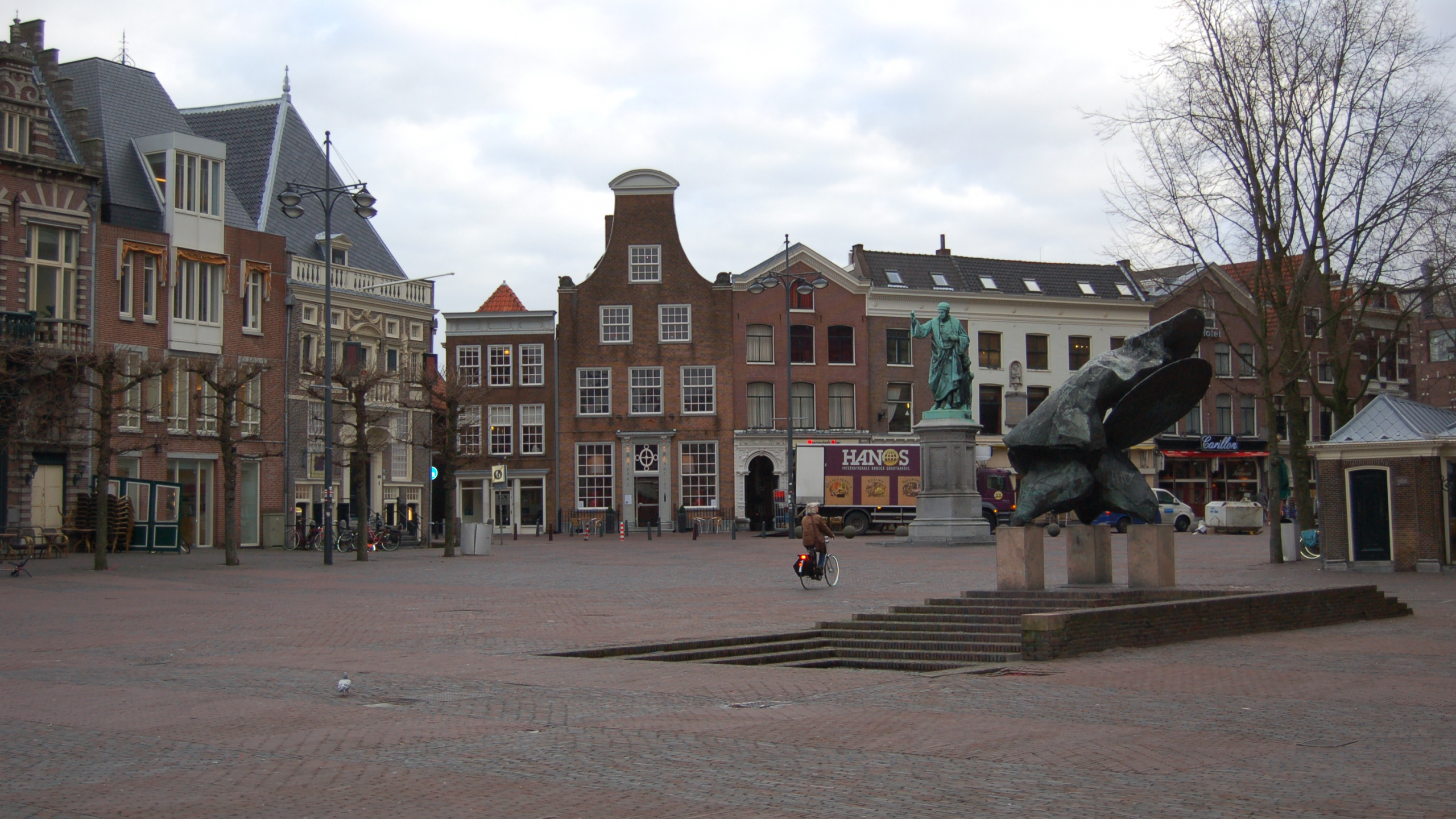 Обои городская площадь, поезд, городок, соседство, здание в разрешении 2560x1440