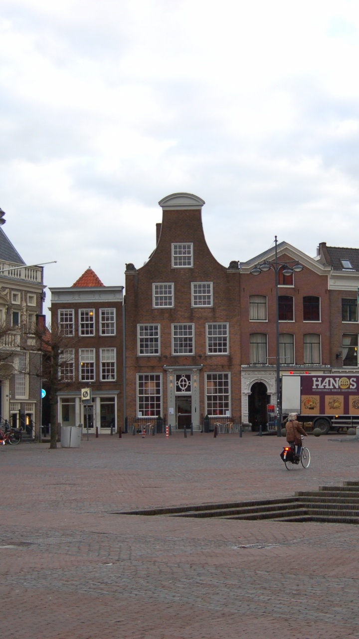 Обои городская площадь, поезд, городок, соседство, здание в разрешении 720x1280