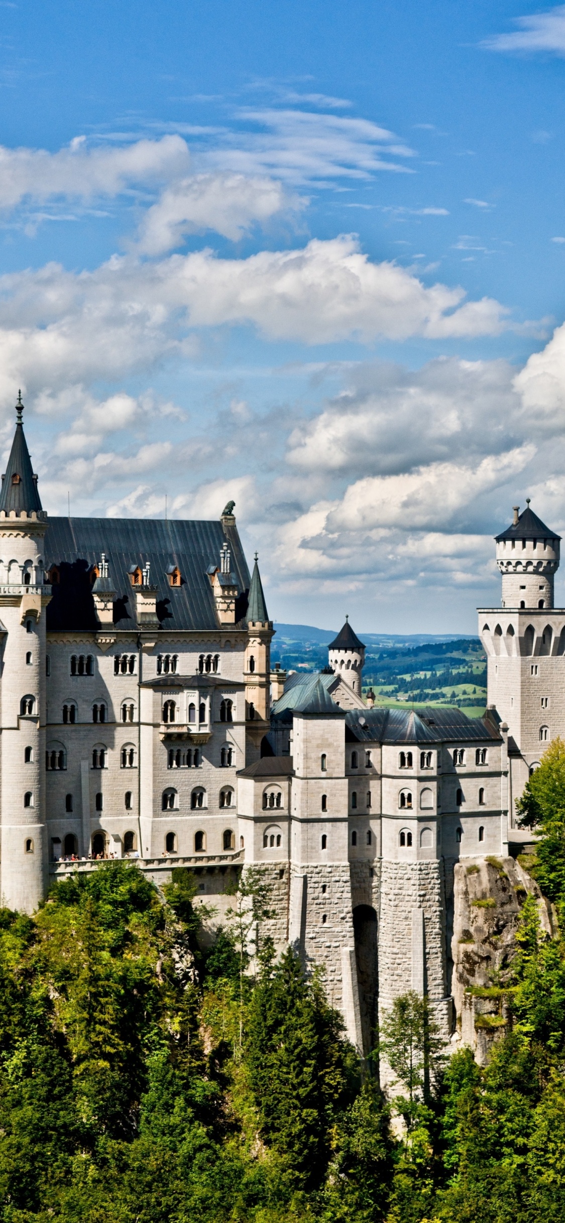 Обои замок Нойшванштайн, замок гогенцоллерн, замок, природа, облако в разрешении 1125x2436