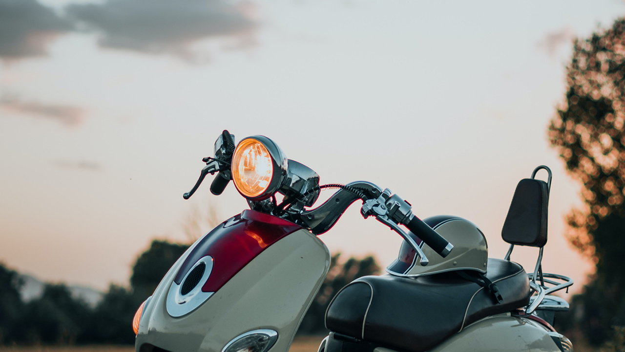 Обои легковые автомобили, вода, шина, колесо, облако в разрешении 1280x720