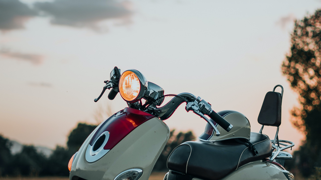 Обои легковые автомобили, вода, шина, колесо, облако в разрешении 1366x768