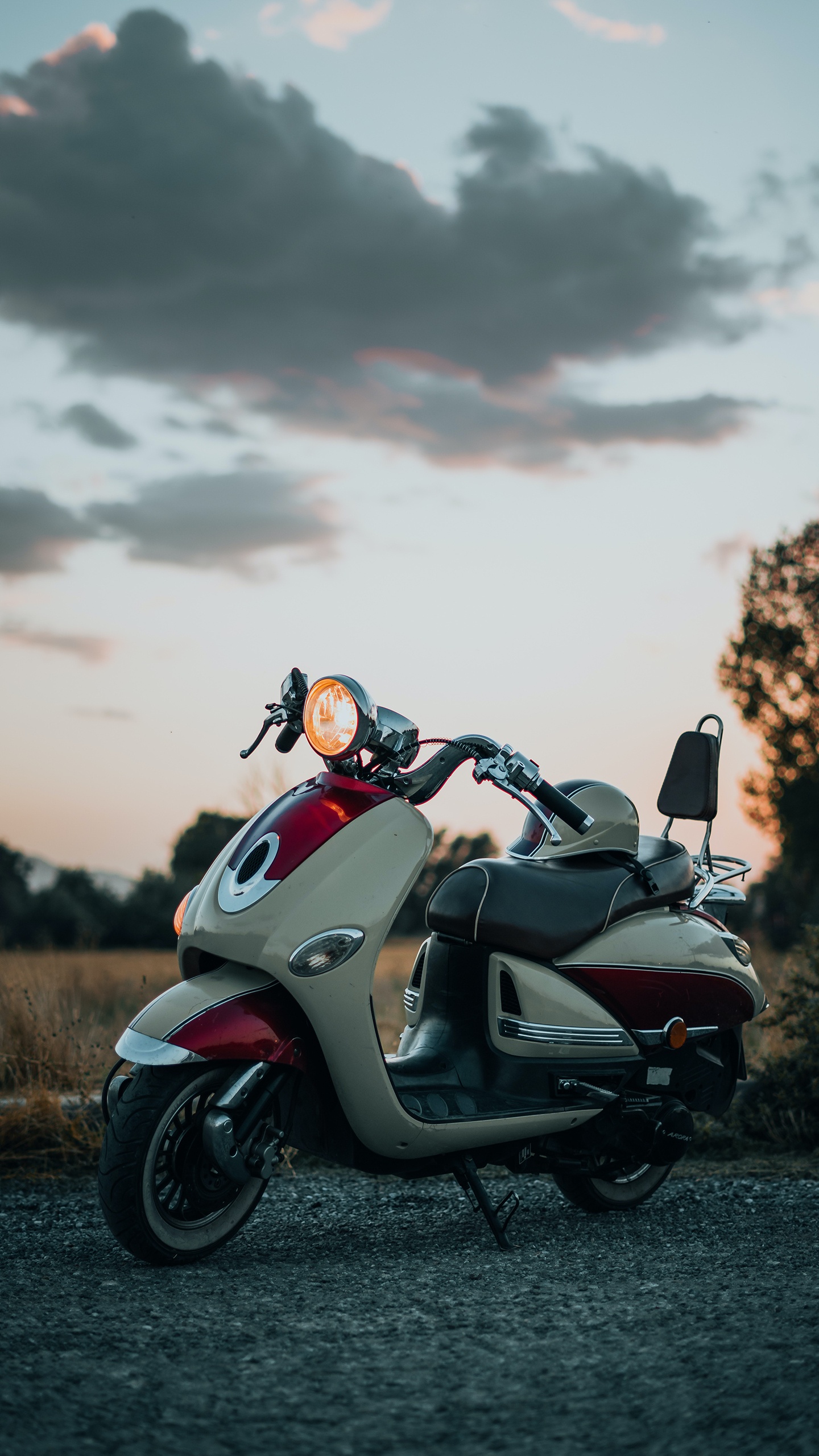 Обои легковые автомобили, вода, шина, колесо, облако в разрешении 1440x2560