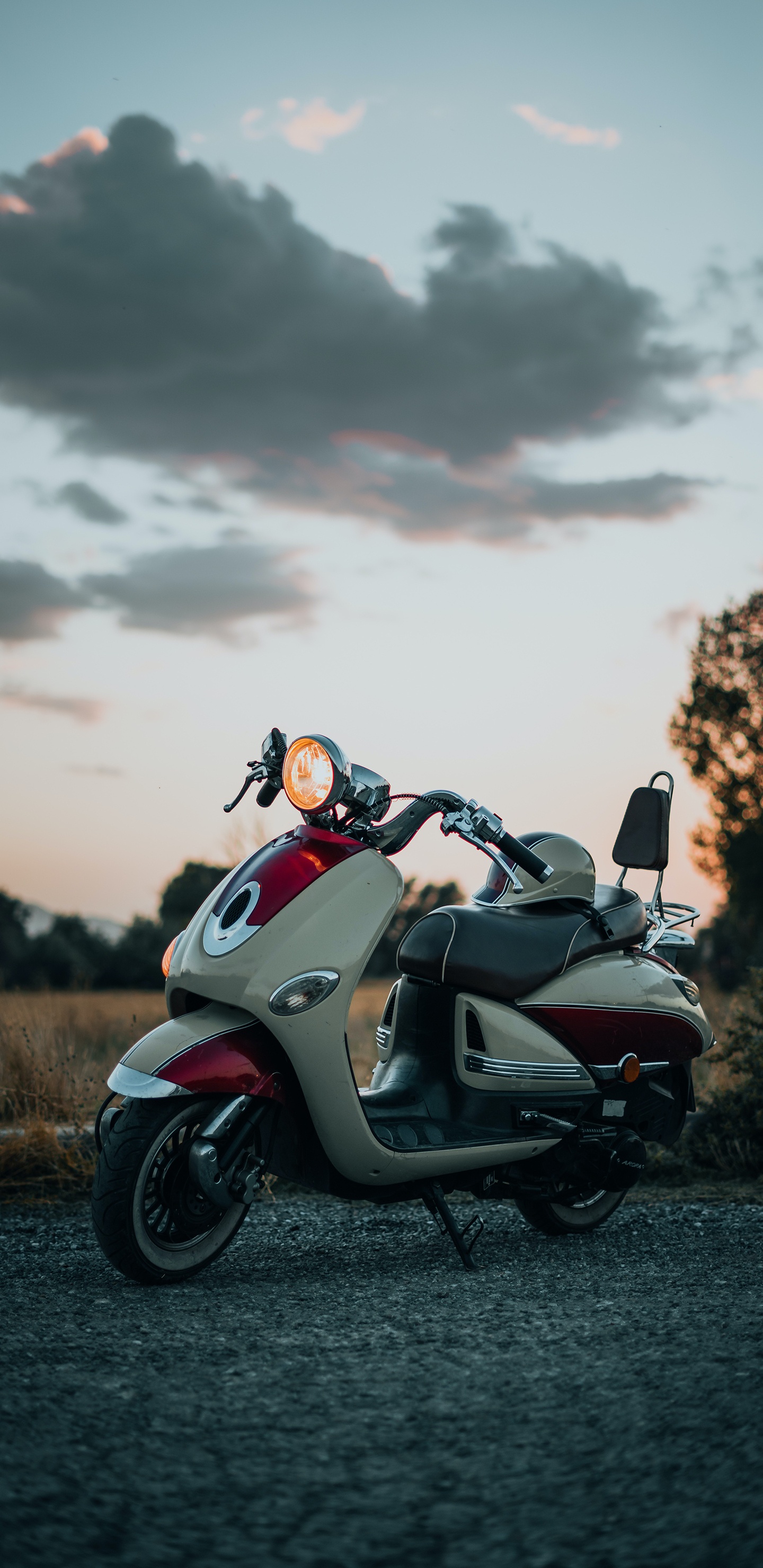 Обои легковые автомобили, вода, шина, колесо, облако в разрешении 1440x2960