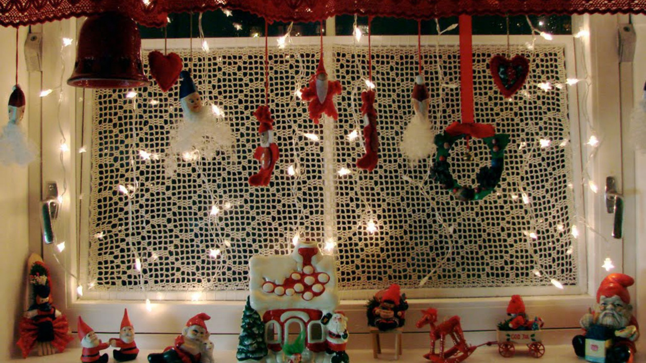 Обои Рождественский день, Рождественские украшения, Рождественские огни, Рождественские окно, дизайн интерьера в разрешении 1280x720