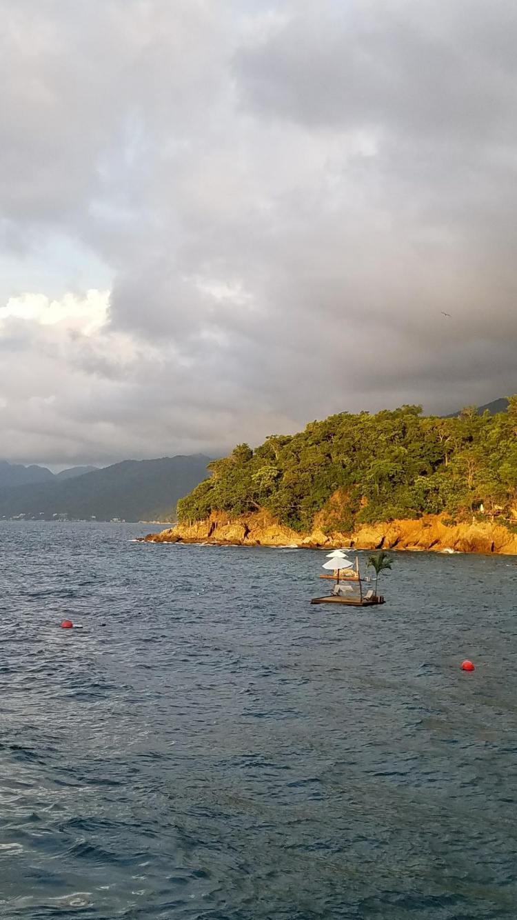 Обои море, вода, побережье, судно, нагорье в разрешении 750x1334