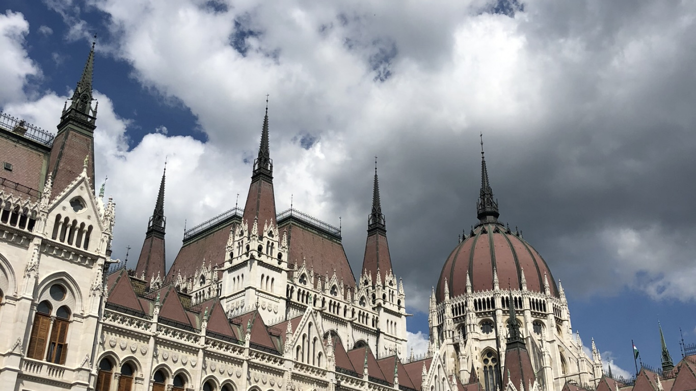 Обои Будапешт, Здание Венгерского Парламента, средневековая архитектура, замок, облако в разрешении 1366x768