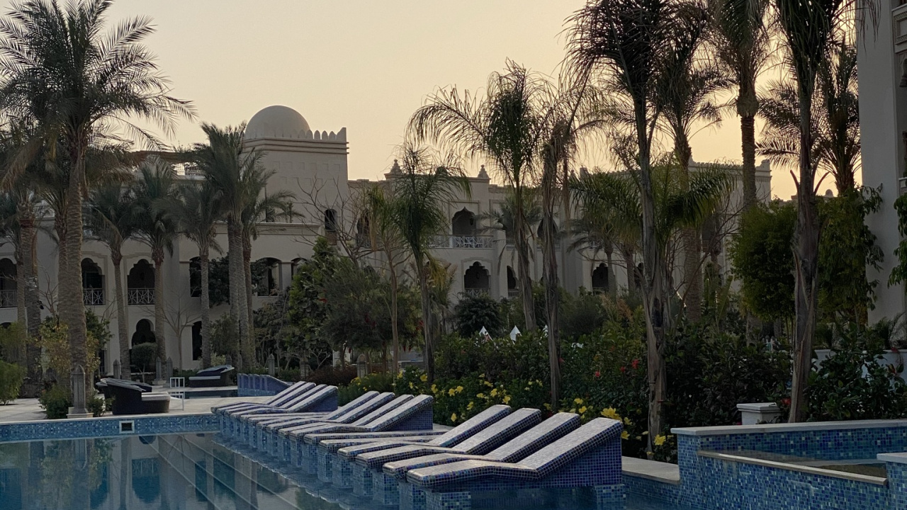 Обои отражение, вода, растение, здание, плавательный бассейн в разрешении 1280x720